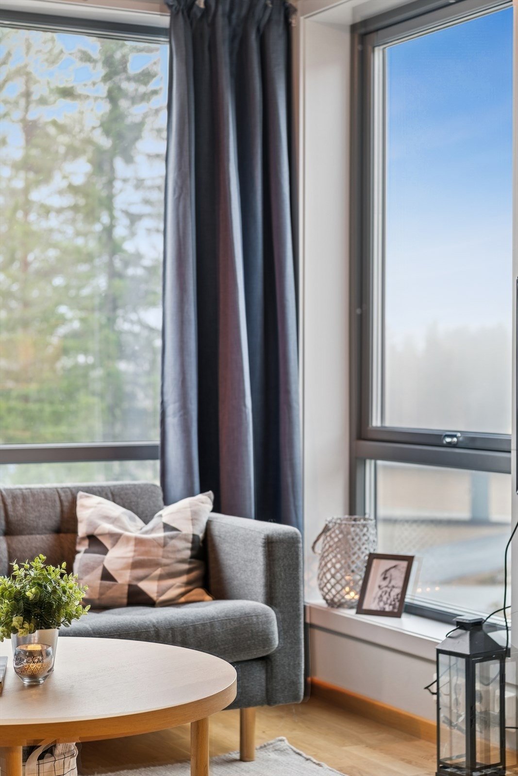 Store vindusflater gir godt med lys og rammer inn omgivelsene. Galleribilde