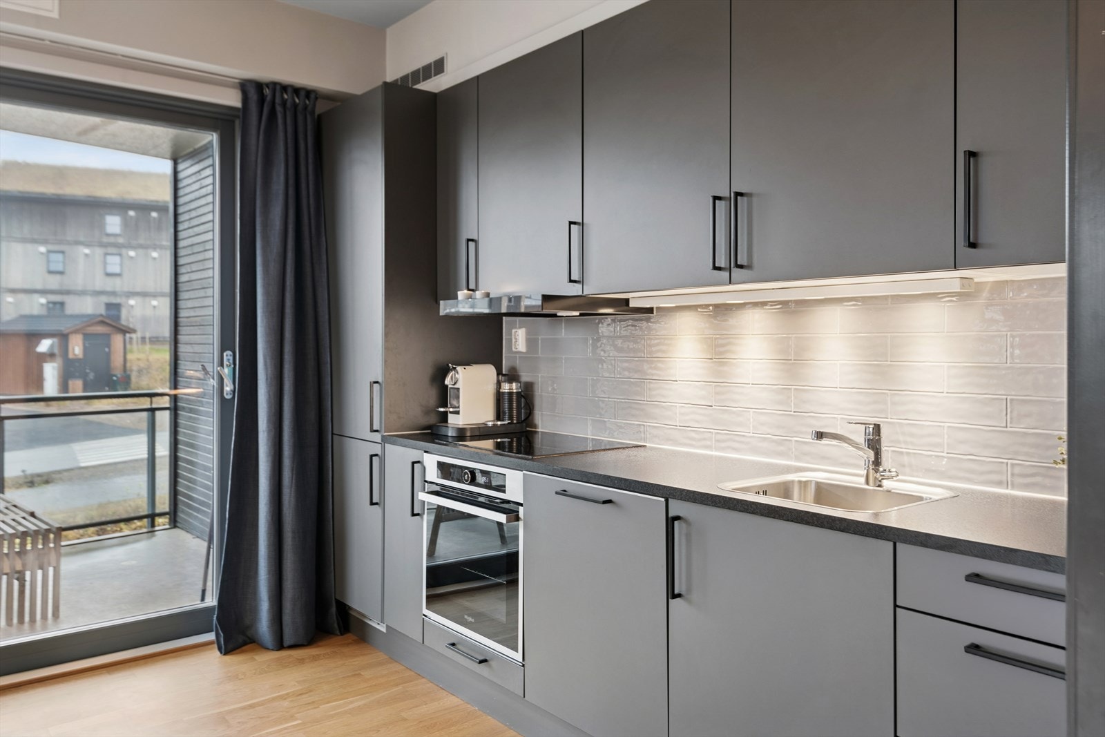 Kjøkkenet er utstyrt med integrert stekeovn, platetopp, oppvaskmaskin og kjøleskap med fryser. Galleribilde