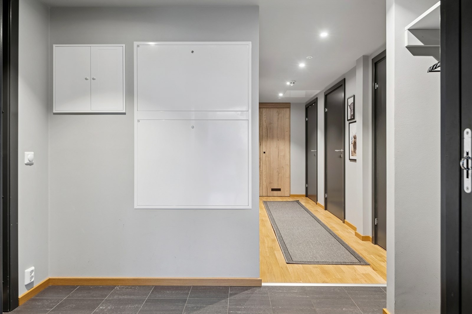 Velkommen inn i en praktisk entré med flislagt gulv og tilgang til alle rom. Galleribilde