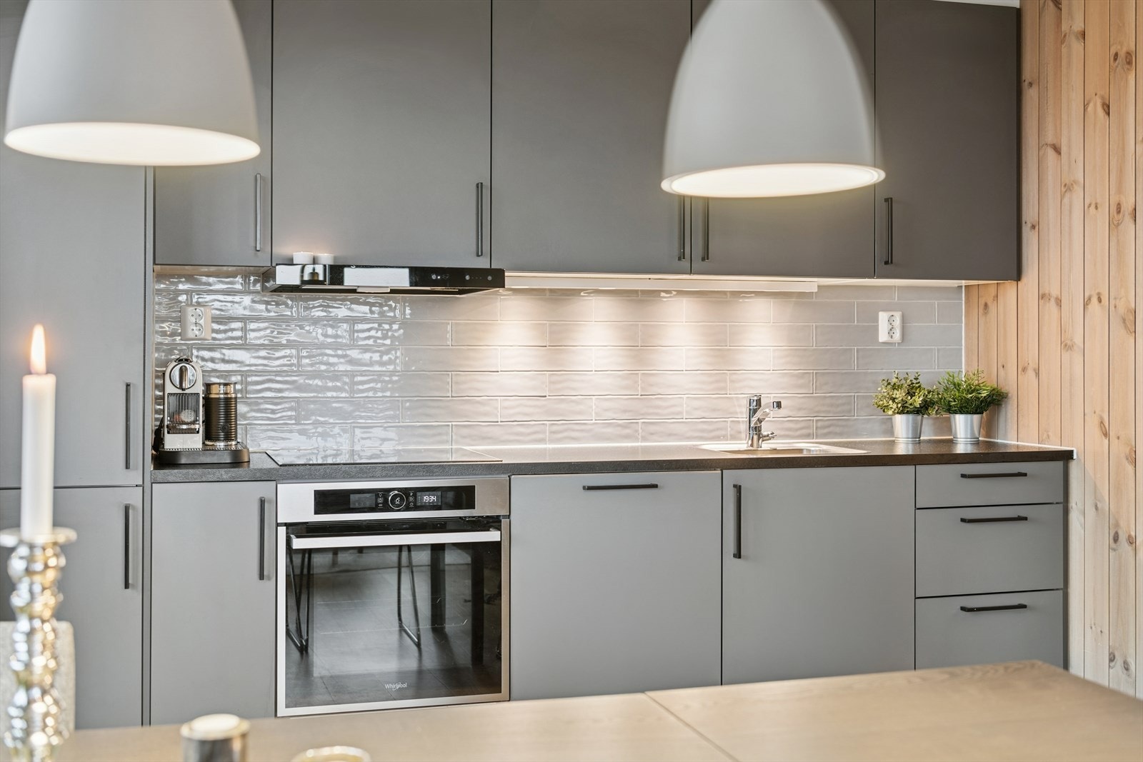 God belysning over arbeidsflatene og nedfelt kum i rustfritt stål. Galleribilde