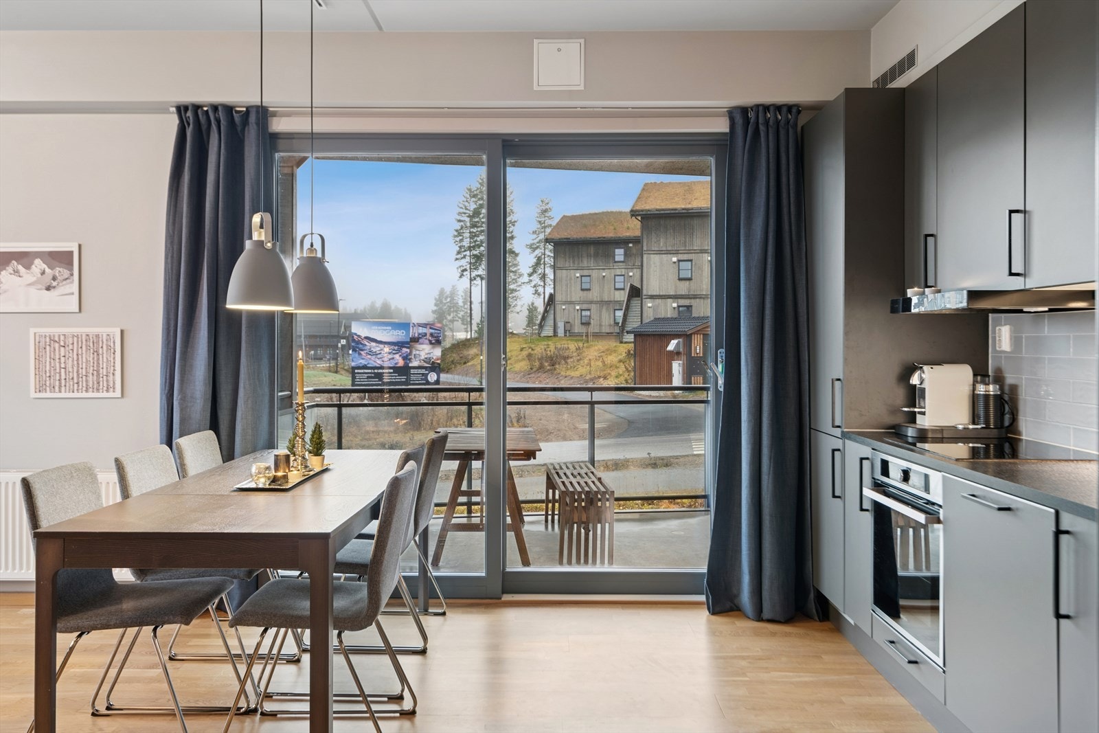 Leiligheten har en åpen stue- og kjøkkenløsning som er et naturlig samlingspunkt. Galleribilde