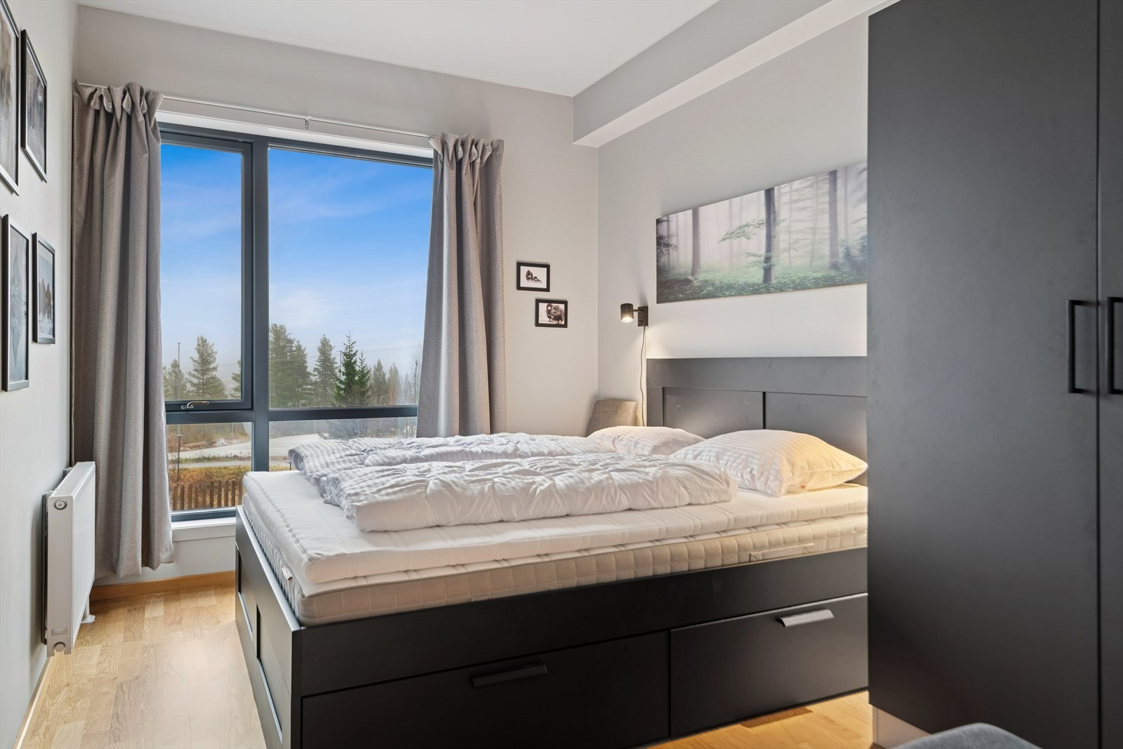 Rommet er lyst og har parkett på gulvet, som resten av oppholdsrommene. Galleribilde