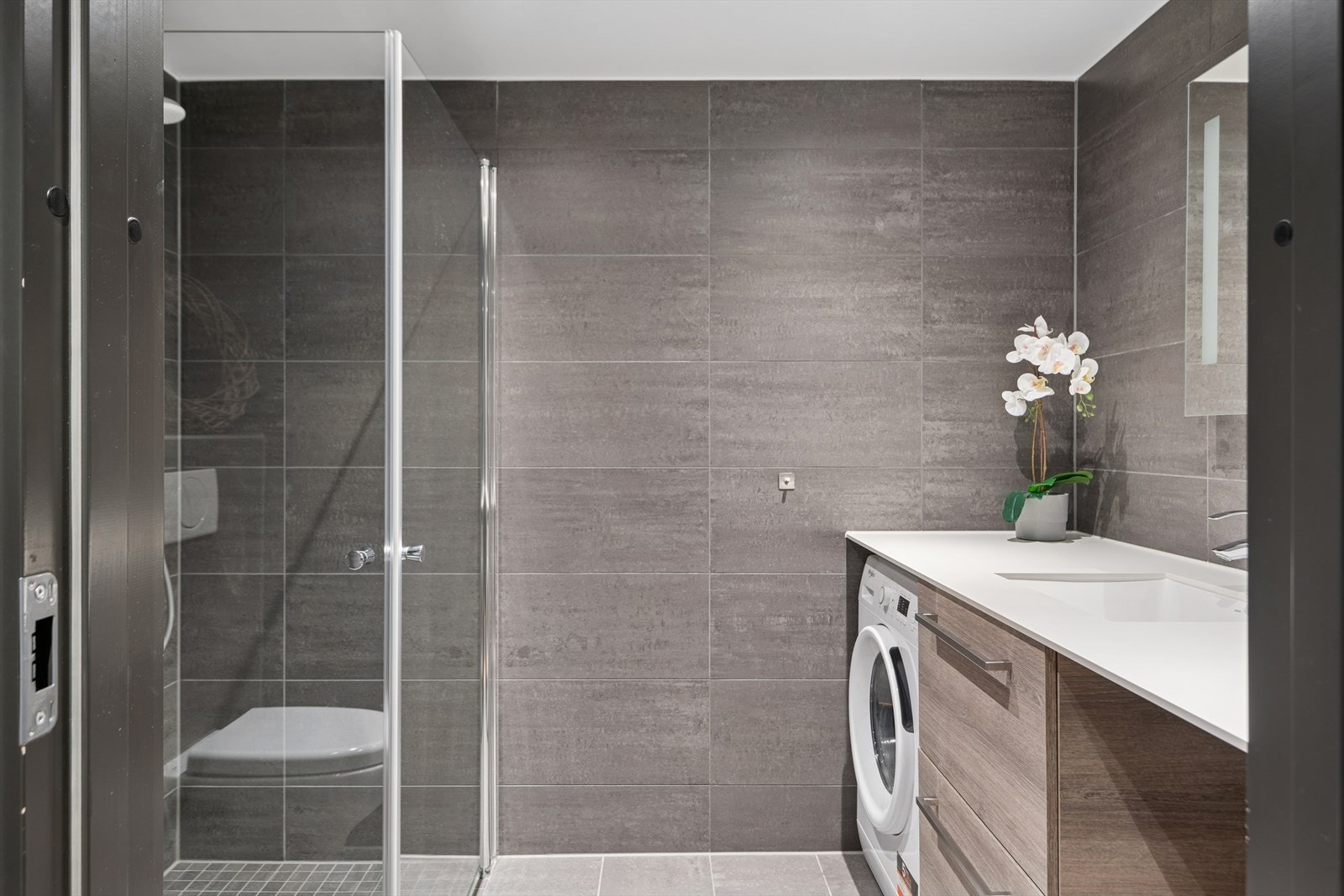 Begge badene har flislagte overflater og varmekabler i gulvet for god komfort. Galleribilde