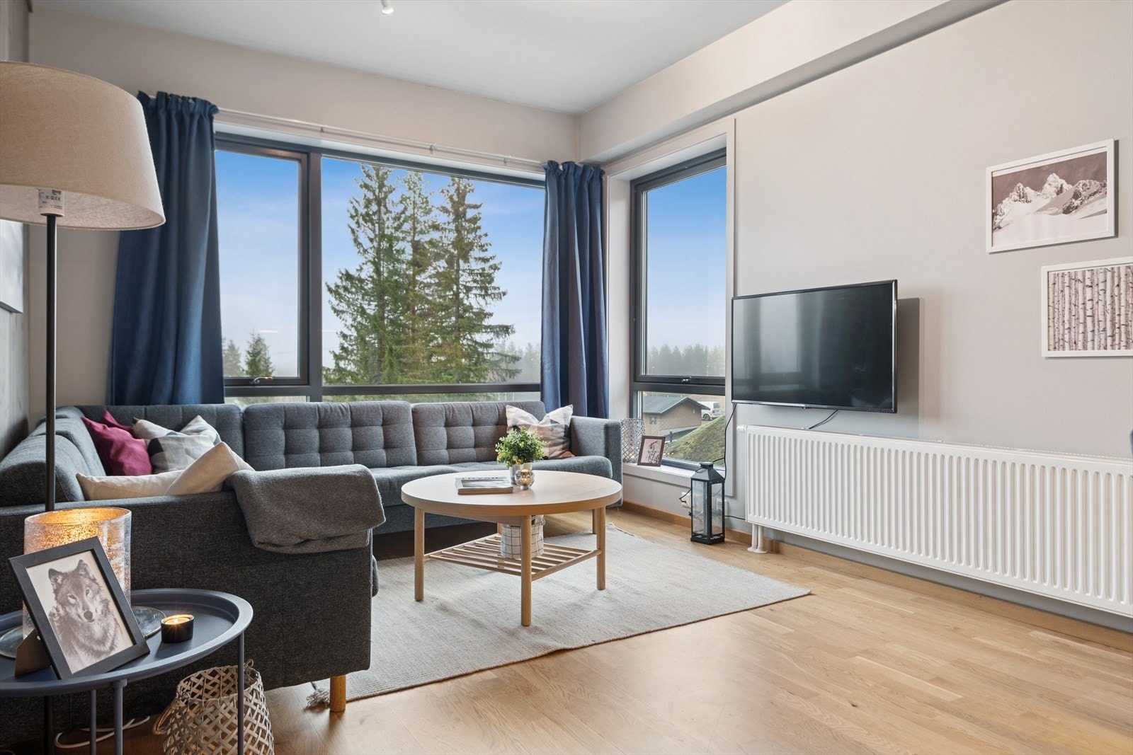 Stuen har en god takhøyde på ca. 2,69 meter og oppvarming via radiatorer tilknyttet fellesanlegg. Galleribilde