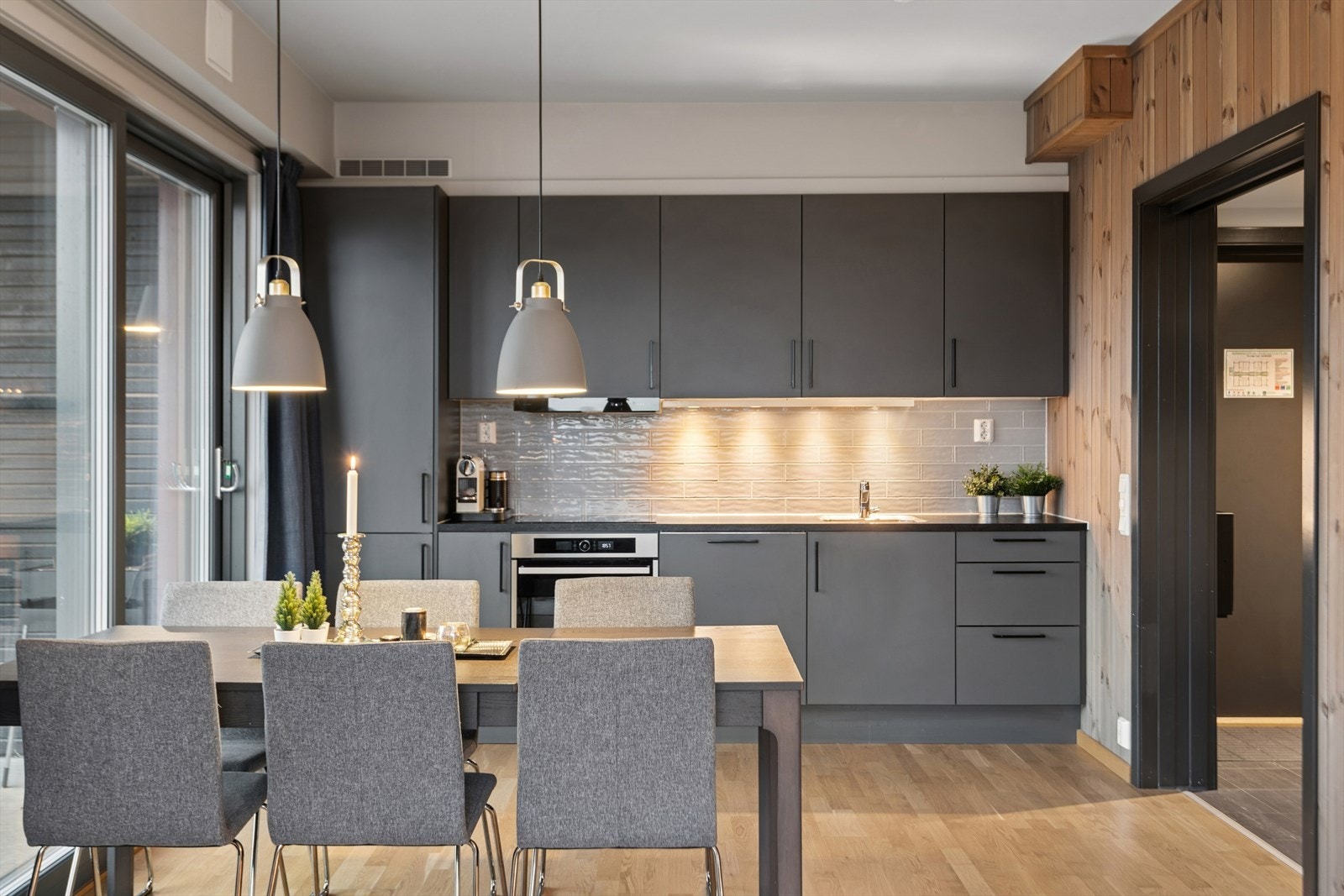 Kjøkkeninnredning fra Norema med glatte fronter og laminat benkeplate. Galleribilde