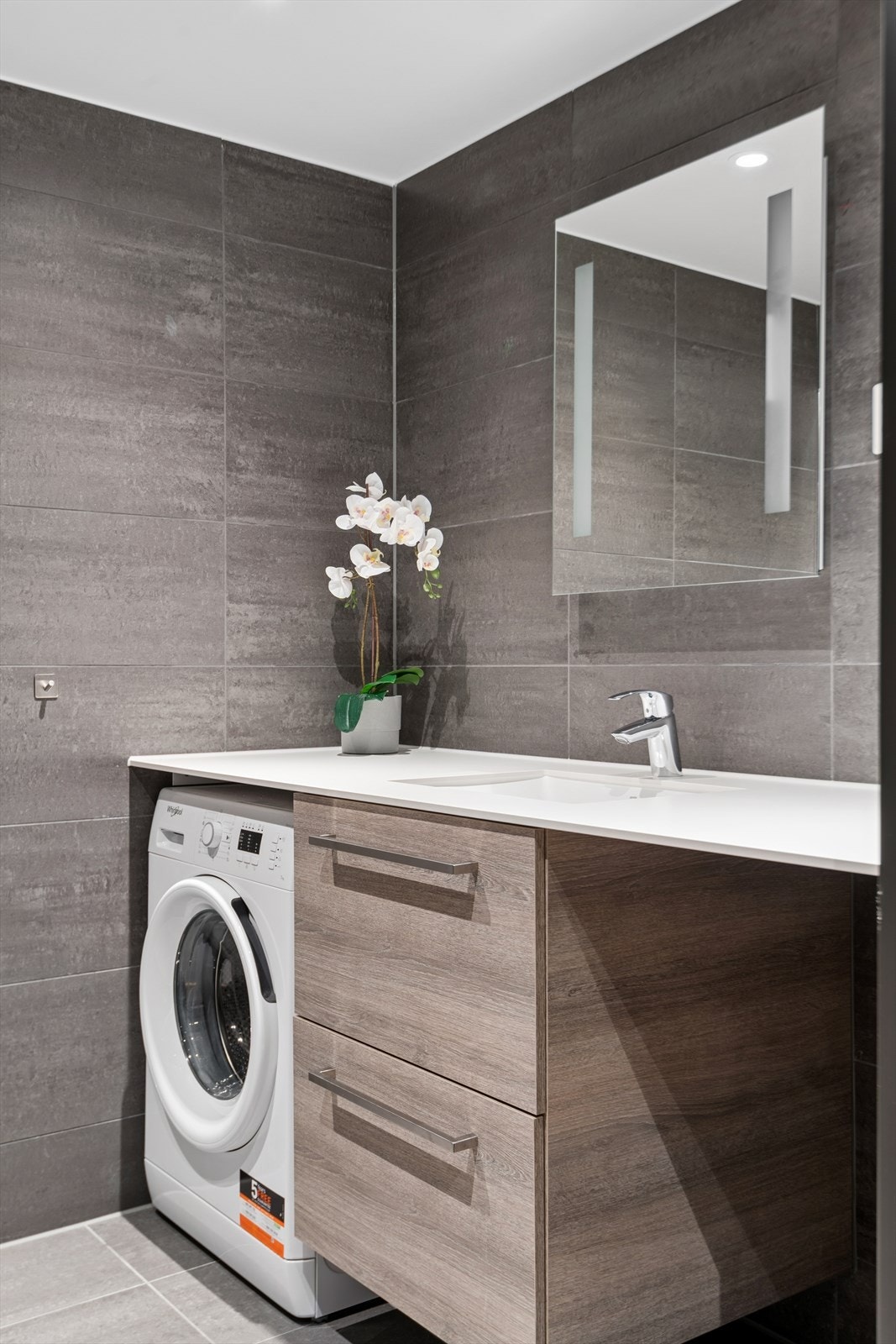 Leiligheten inneholder to bad. Dette er utstyrt med opplegg for vaskemaskin. Galleribilde