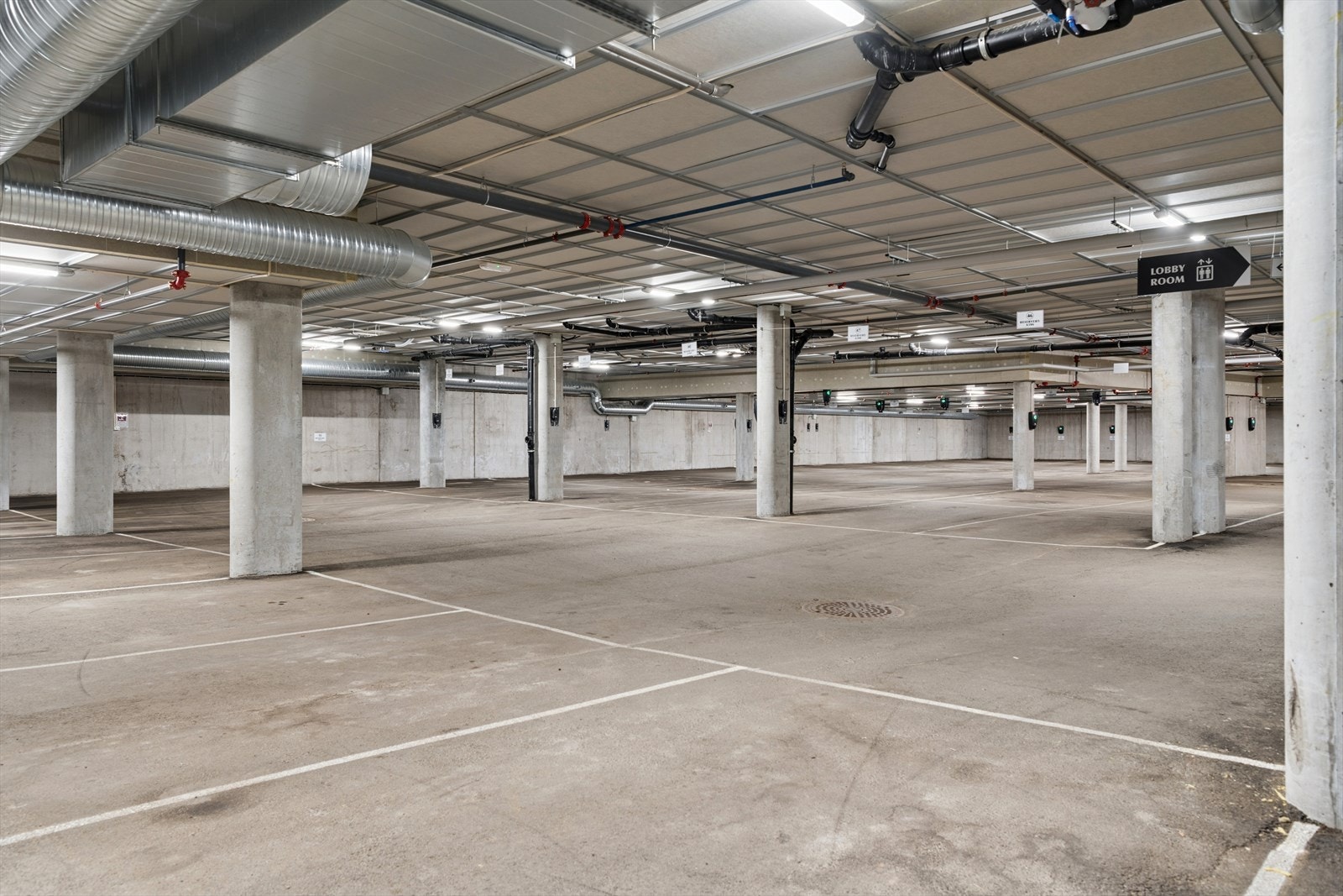 Leiligheten disponerer en parkeringsplass i felles garasjekjeller. Selger informerer om at det er mulig å opprette lademulighet. Galleribilde