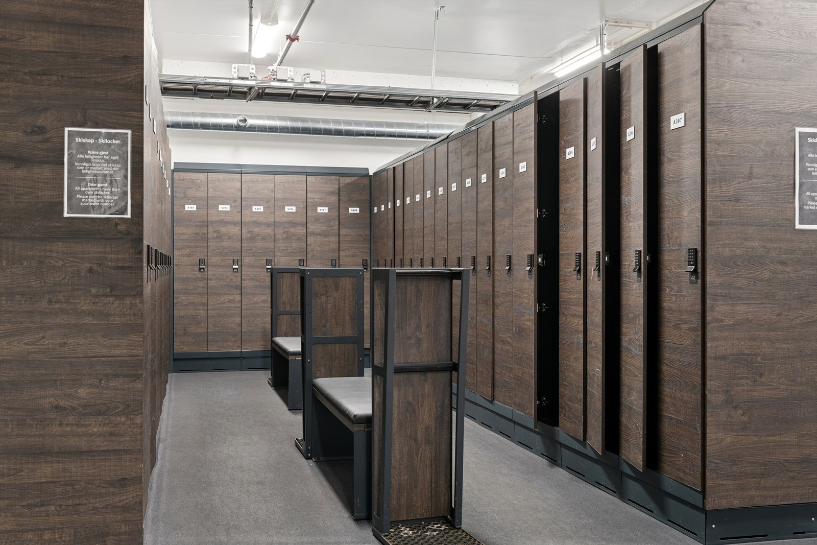 Herfra er det umiddelbar nærhet til alpinanlegg og langrennsløyper, med private skiskap i fellesareal. Galleribilde