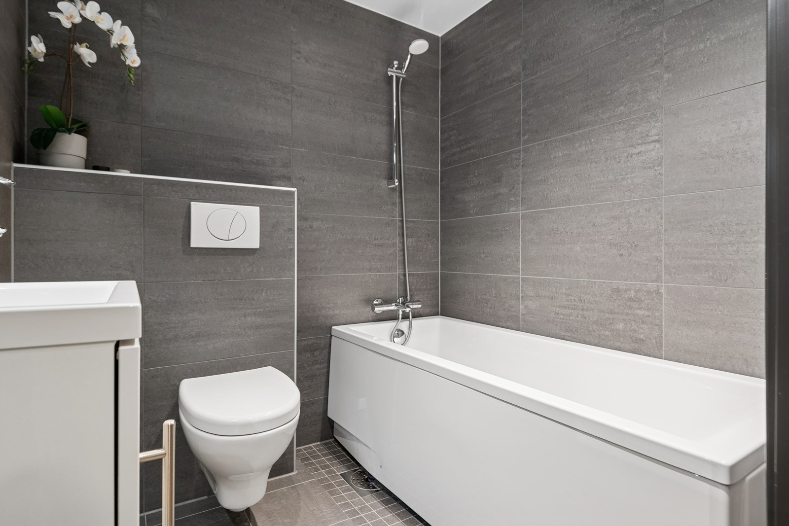 Også her er det vegghengt toalett med innebygget sisterne og moderne innredning. Galleribilde