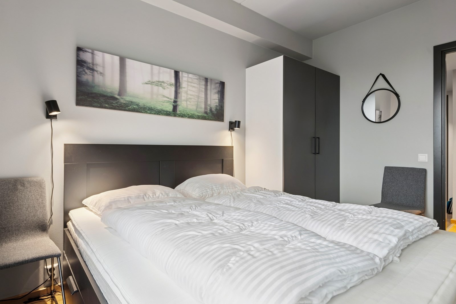 Leiligheten har tre soverom. Her er hovedsoverommet med plass til dobbeltseng og garderobeskap. Galleribilde