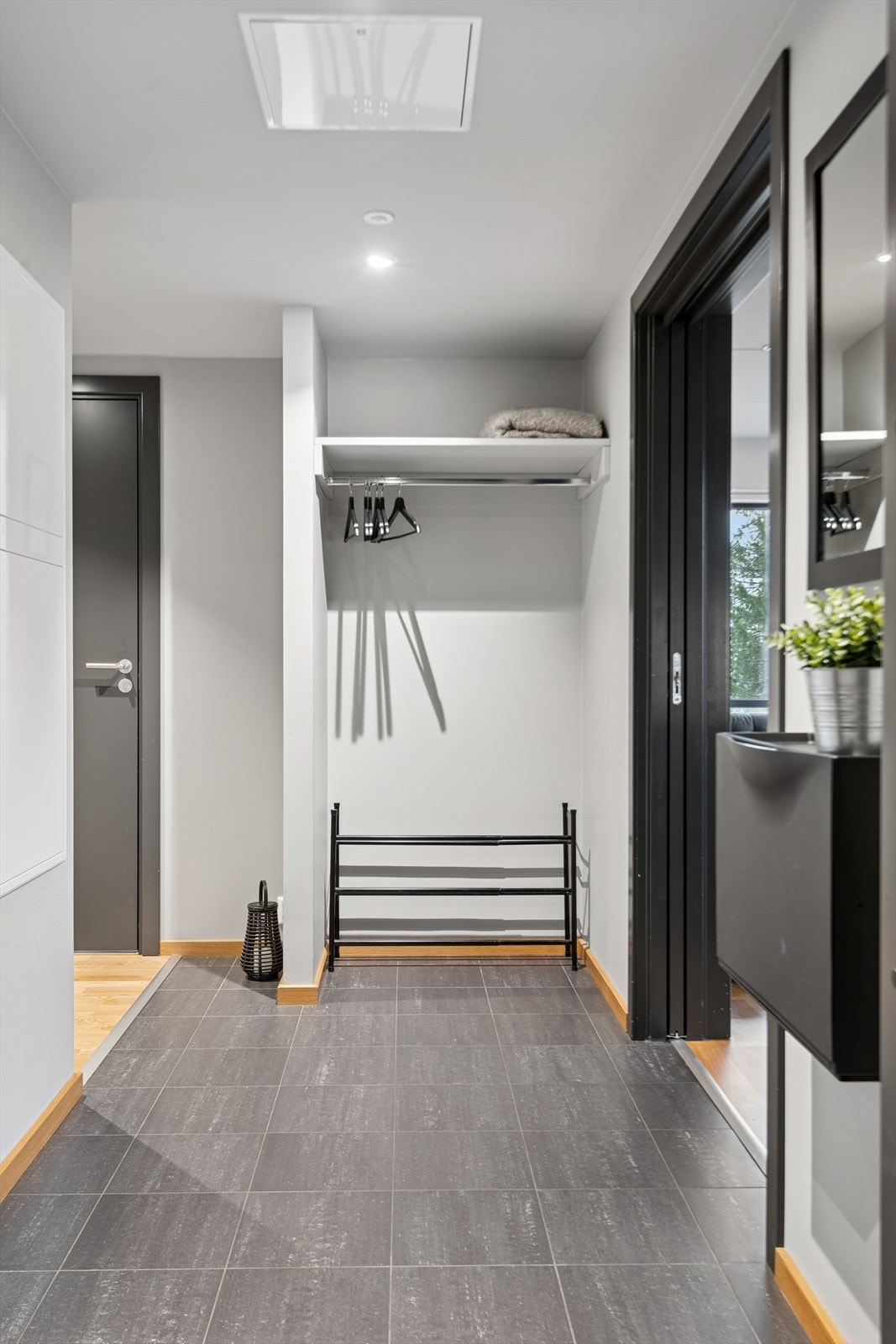 Entréen har plass til yttertøy og fordelerskap for rør-i-rør-systemet. Galleribilde