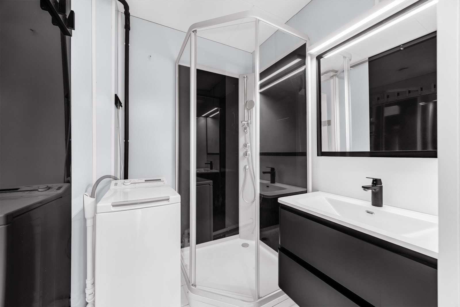 Opplegg for vaskemaskin. Sanitærutstyr og innredning fra nyere tid, men ukjent eksakt alder. Galleribilde