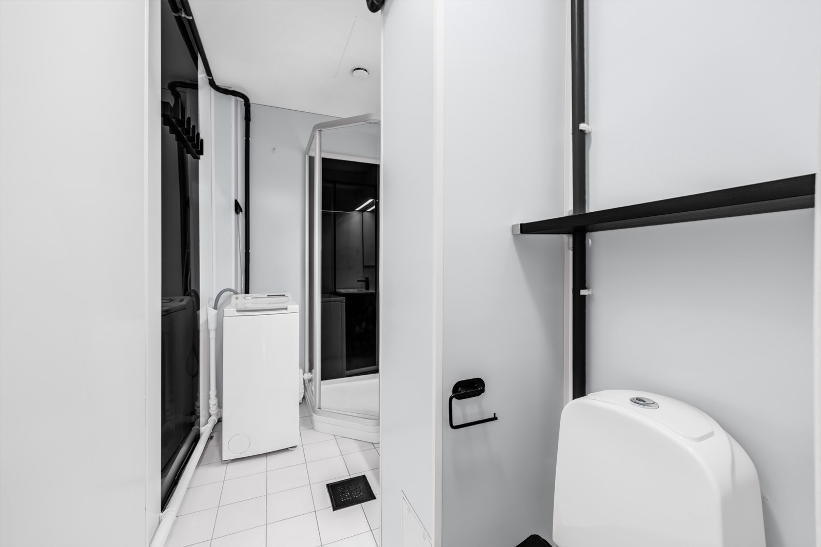 Våtrommet er utstyrt med baderomsinnredning med servant og bl. batteri, speil, lys, dusjkabinett og gulvstående toalett. Galleribilde