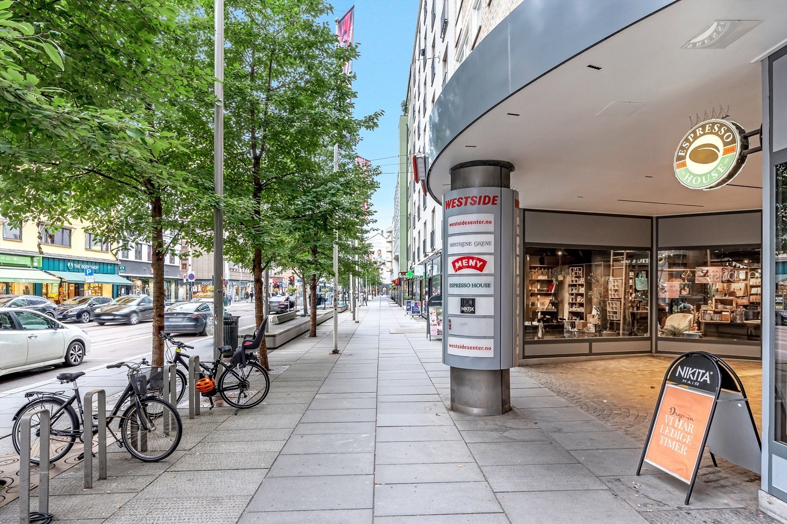 Følger du Bogstadveien og Hegdehaugsveien ned forbi slottet, når du Karl Johans gate og de øvrige handlegatene i Oslo sentrum på ca. 20 minutter. Galleribilde