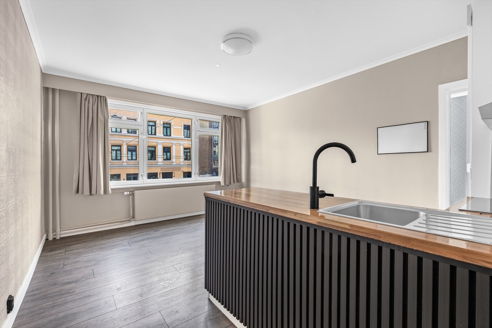 Leiligheten har en lys stue med åpen kjøkkenløsning med store vindusflater som slipper inn godt med lys. Stuen har god takhøyde på 2,68m som gjør at rommet oppleves luftig og stort. Galleribilde