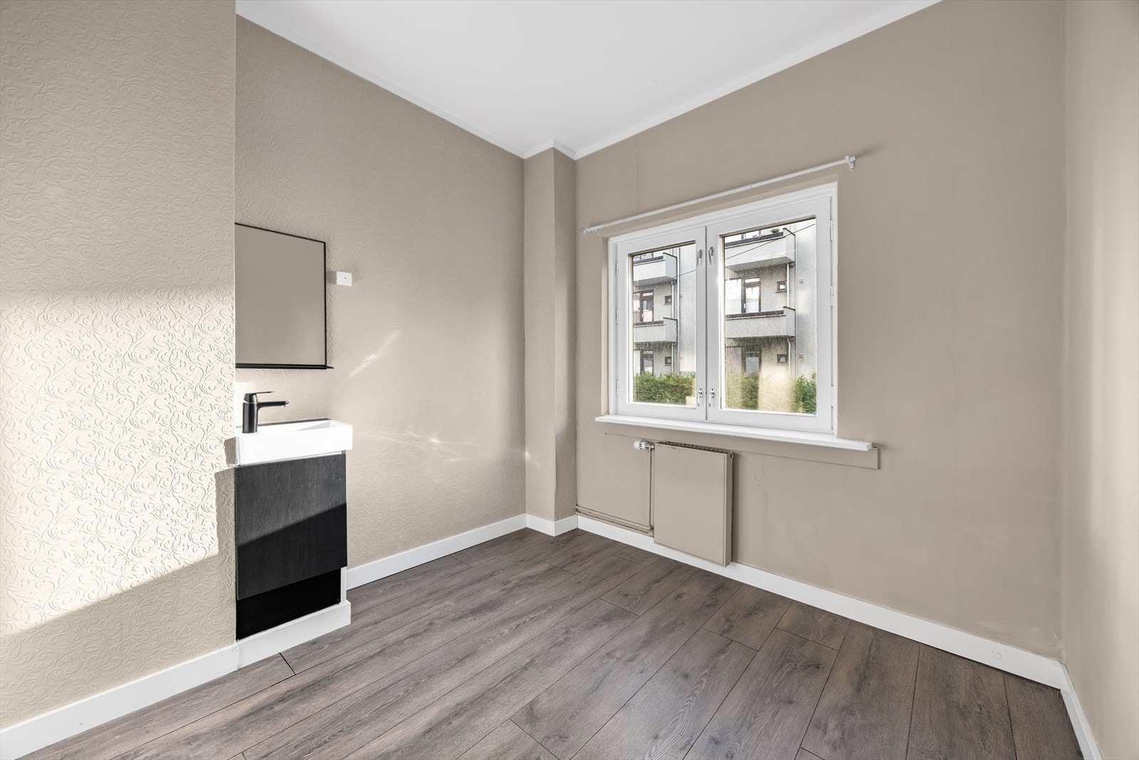 Fire romslige soverom med plass til dobbeltseng og nattbord. Galleribilde