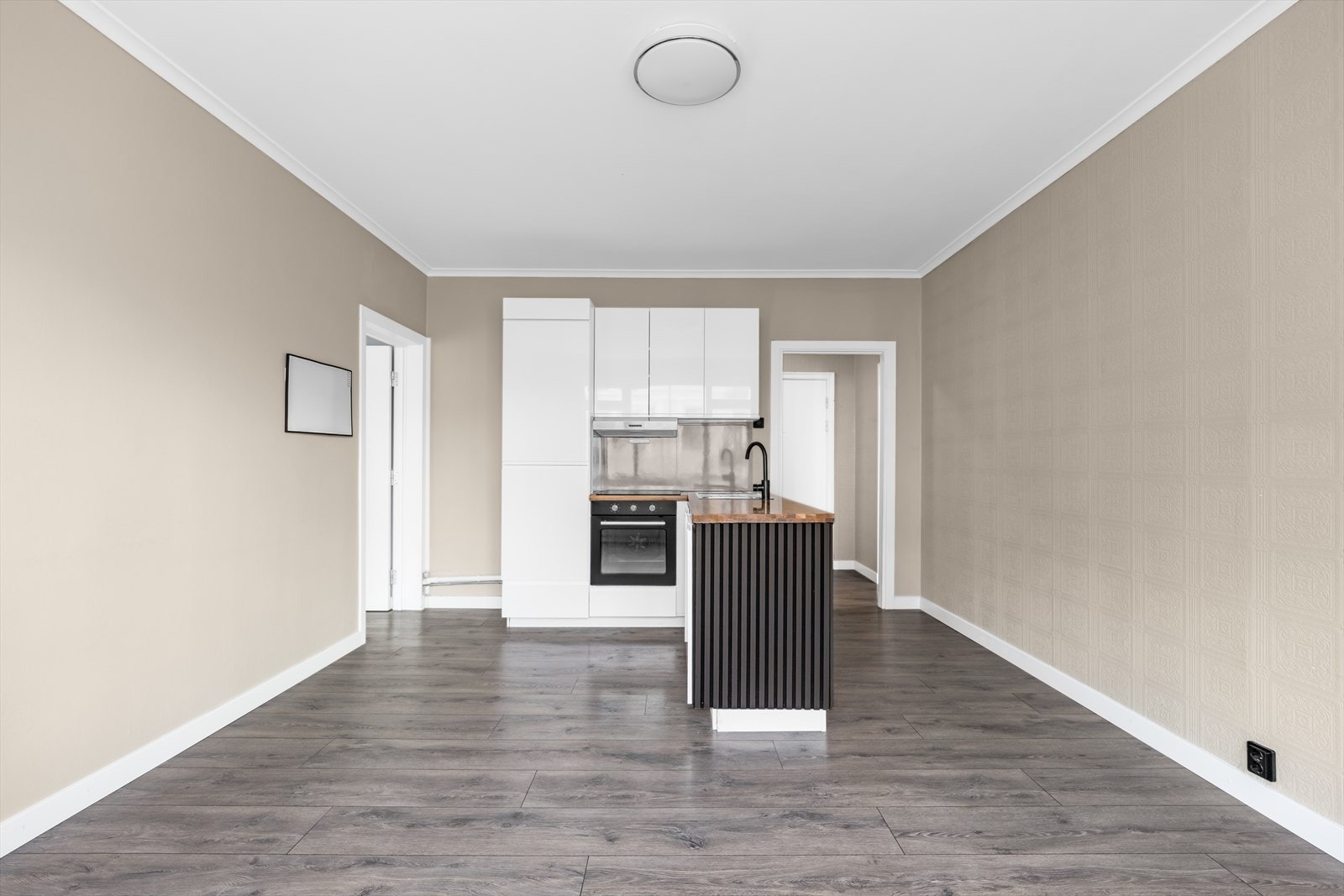 Integrerte hvitevarer som stekeovn, induksjonstopp, oppvaskmaskin og kjøl/fryseskap. Kjøkkeninnredning og hvitevarer fra nyere tid. Galleribilde