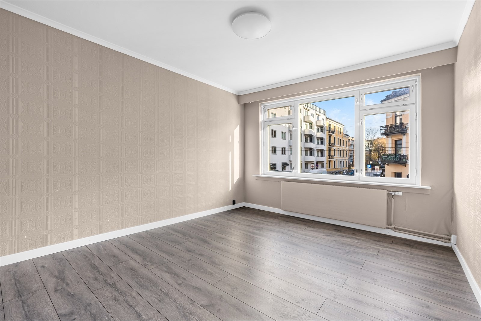 Her er det plass til både sofa og spisebord. Galleribilde