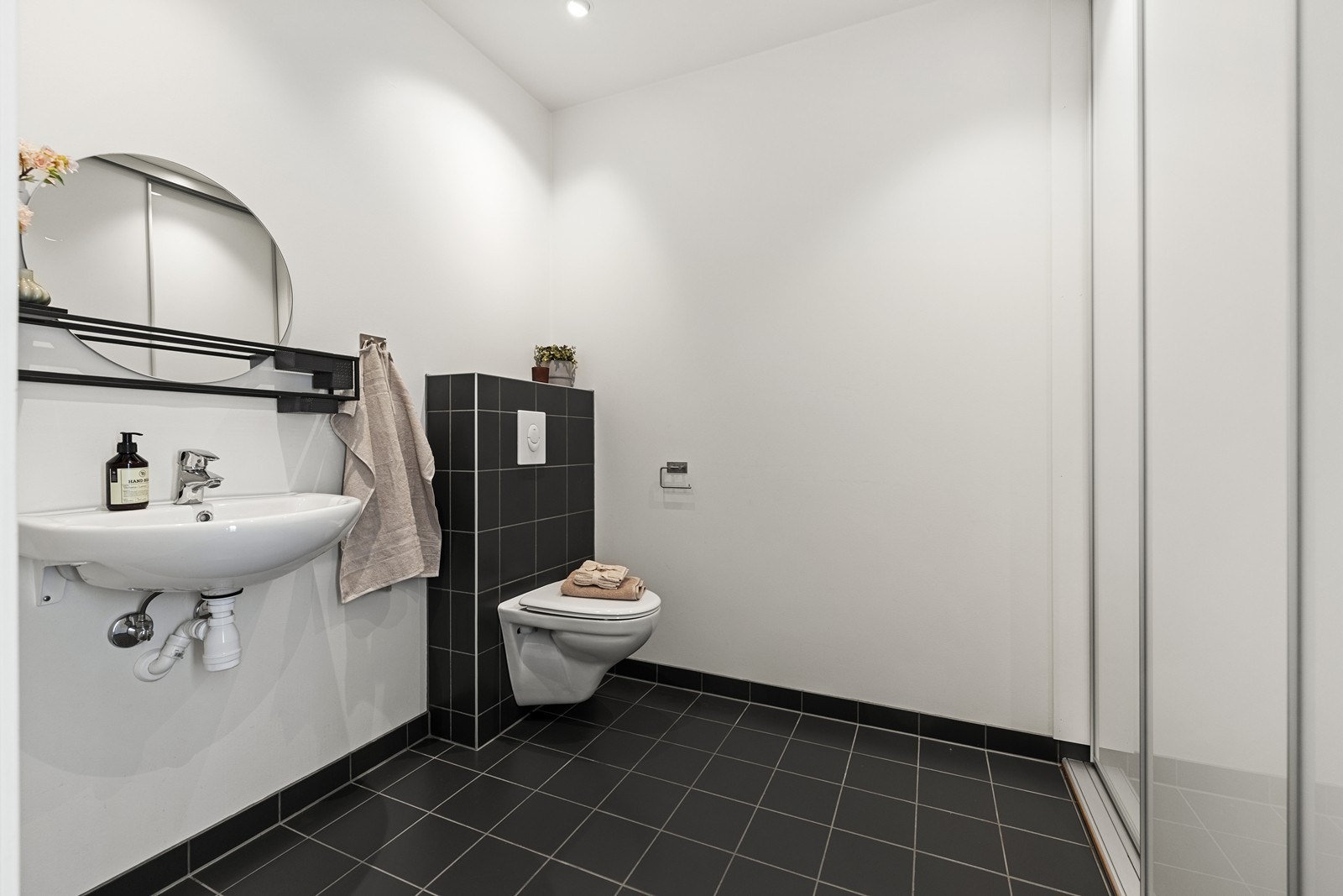 Praktisk vaske- og toalettrom tilgjengelig i hovedetasjen. Her er det flislagt gulv, malte overflater og servant. Galleribilde