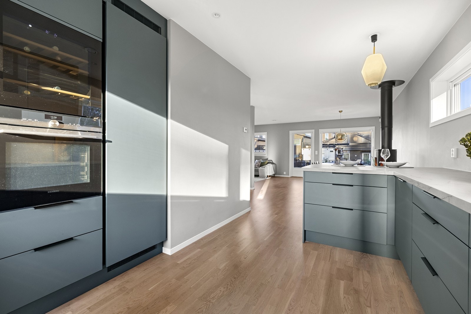 Den åpne løsningen mot stuen gir et sosialt og hyggelig oppholdsrom hvor gjester kan kan inviteres. Galleribilde