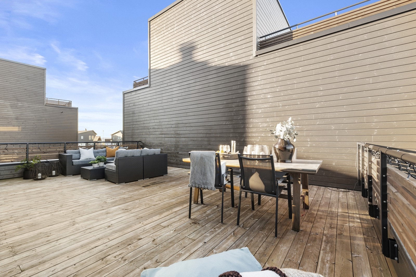 Uteplassen er oppført i Royal impregnerte terrassebord. Galleribilde