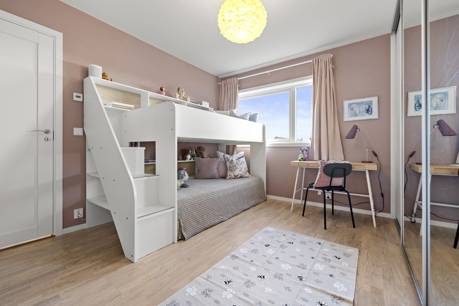 Soverom II er innredet som barnerom med køyeseng, rosa overflater og skyvedørsgarderobe. Galleribilde