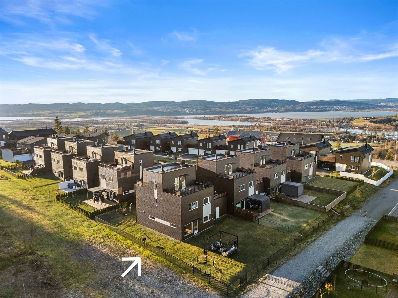 Boligen er en del av Gulliksplassen Sameie, som består av 18 eneboliger i kjede. Eiendommen ligger i et etablert og familievennlig boligområde i Lillestrøm kommune. Galleribilde