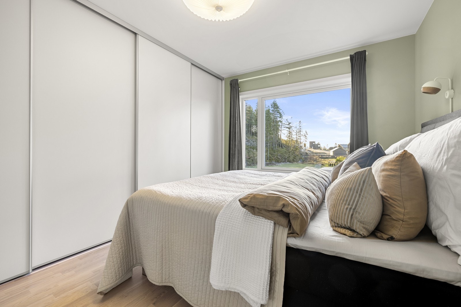 Hovedsoverommet er behagelig med stor plass til dobbeltseng og tilhørende nattbord. Galleribilde