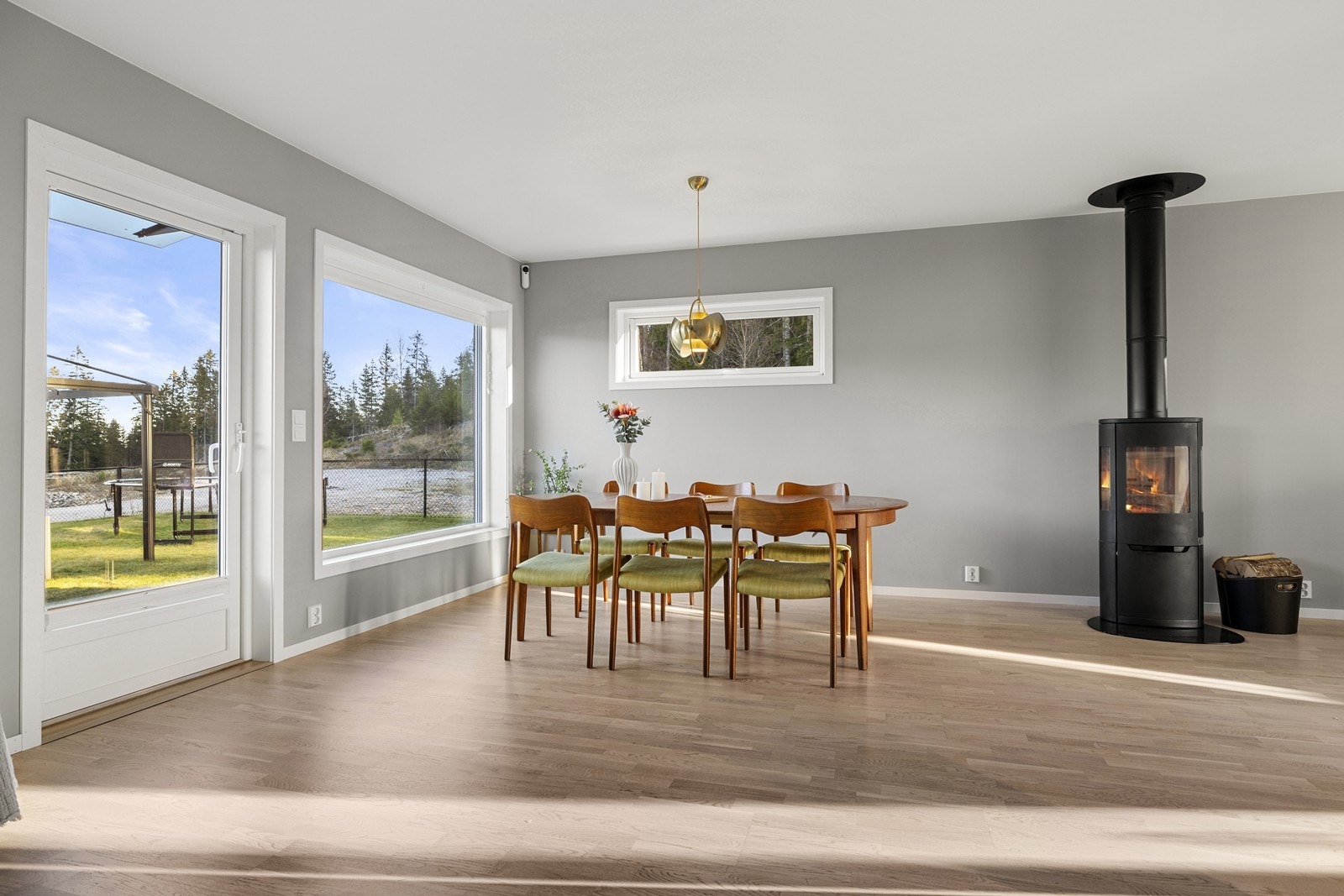 Peisovnen fungerer som et blikkfang og vindusflatene på tre vegger gjør rommet lunt med mye naturlig lys. Galleribilde