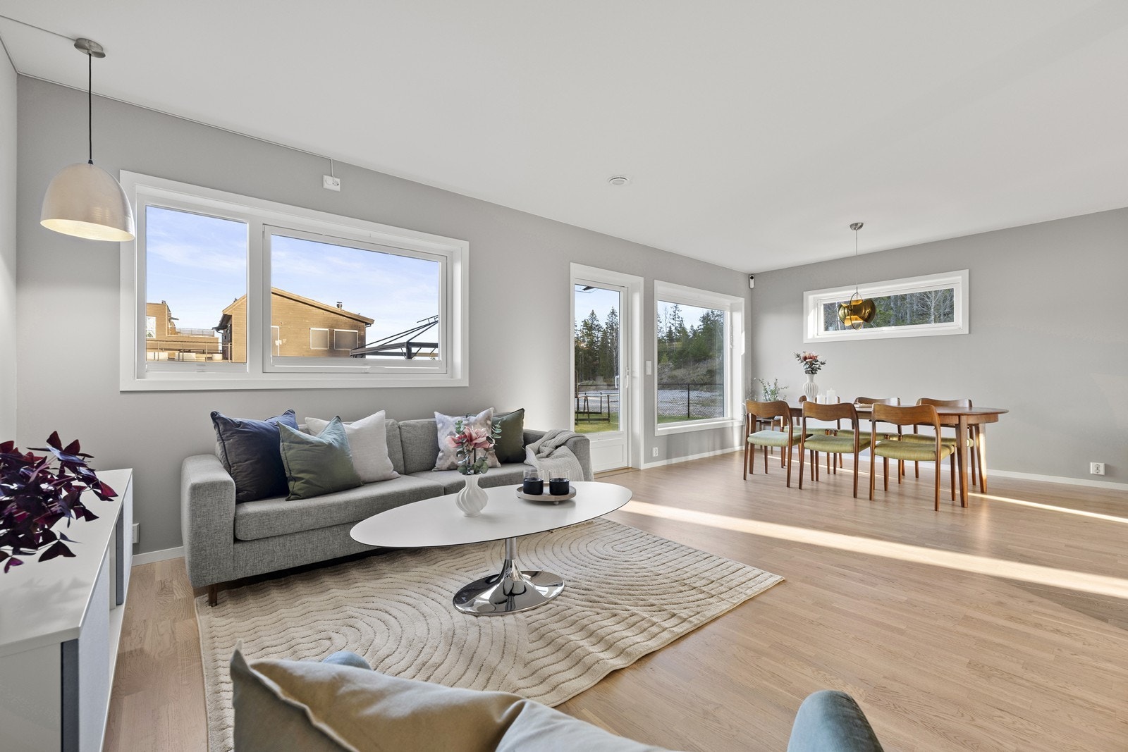 Stue av god størrelse, store vinduer og utgang til hage. Galleribilde