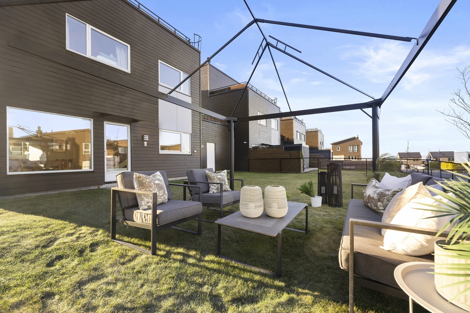 Fra stuen er det direkte utgang til hagen. Galleribilde