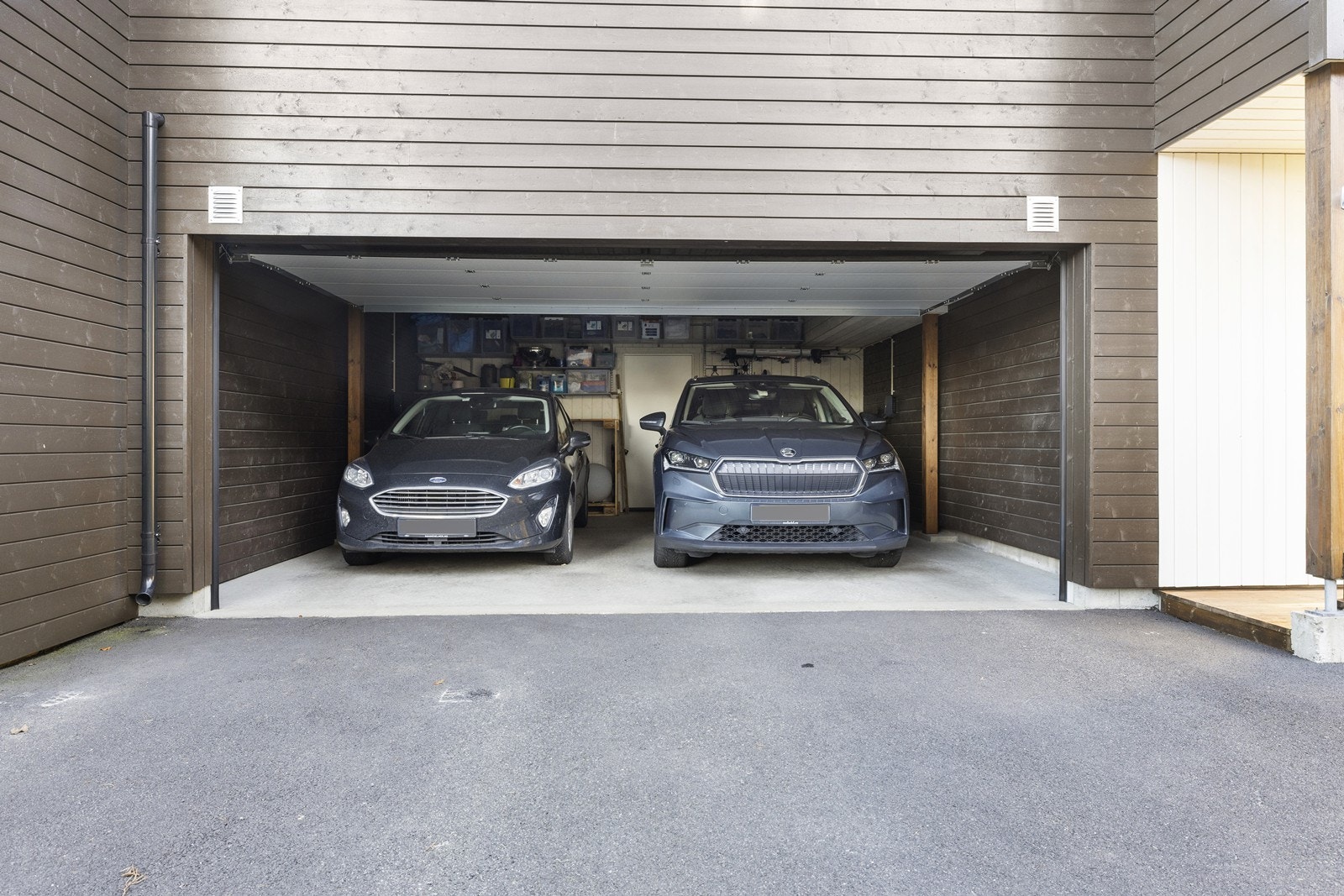 Integrert dobbelgarasje på 34 m² med ladestasjon for elbil. Galleribilde