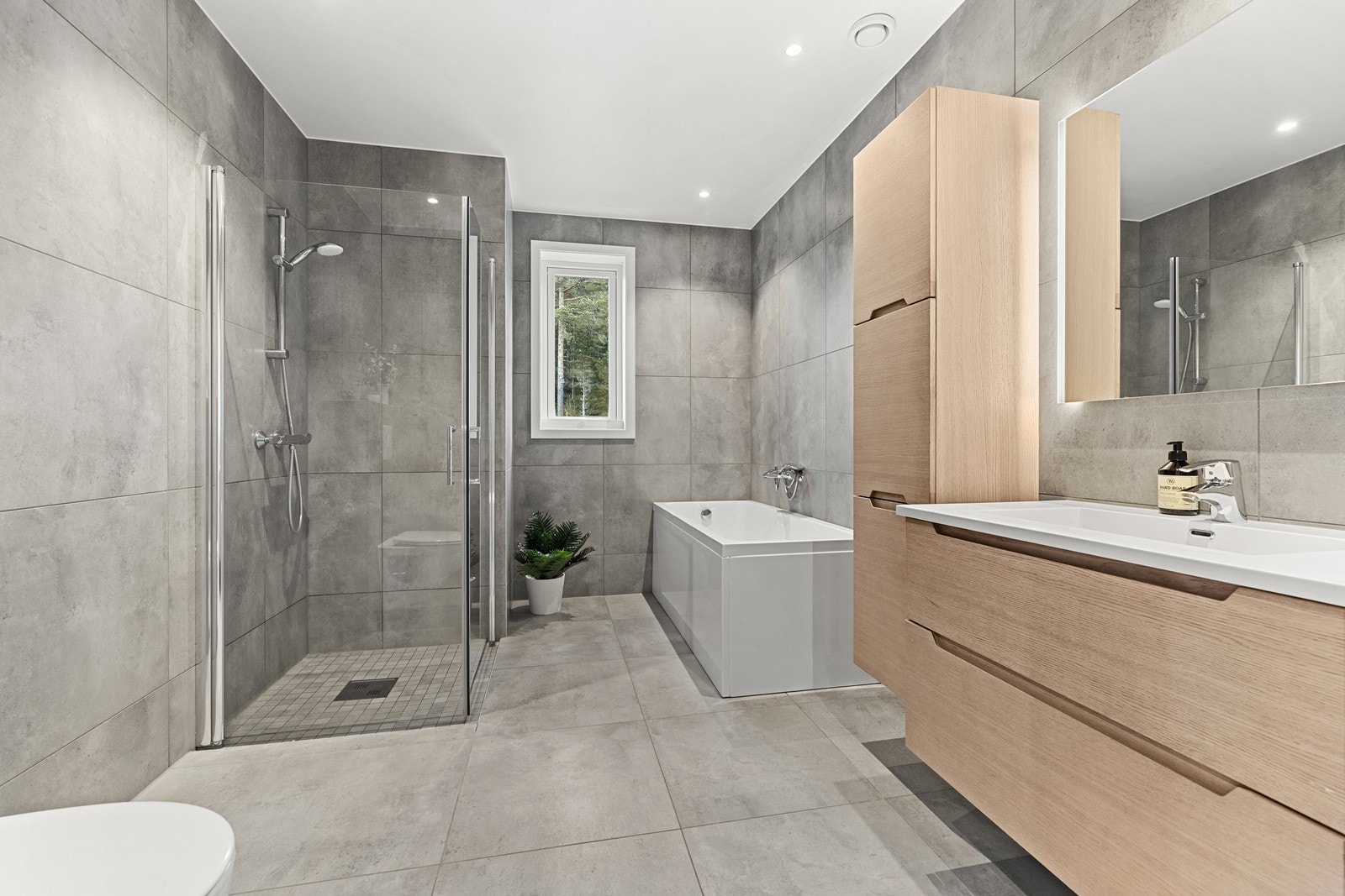 Delikat baderom med flislagte gulv og vegger. Galleribilde