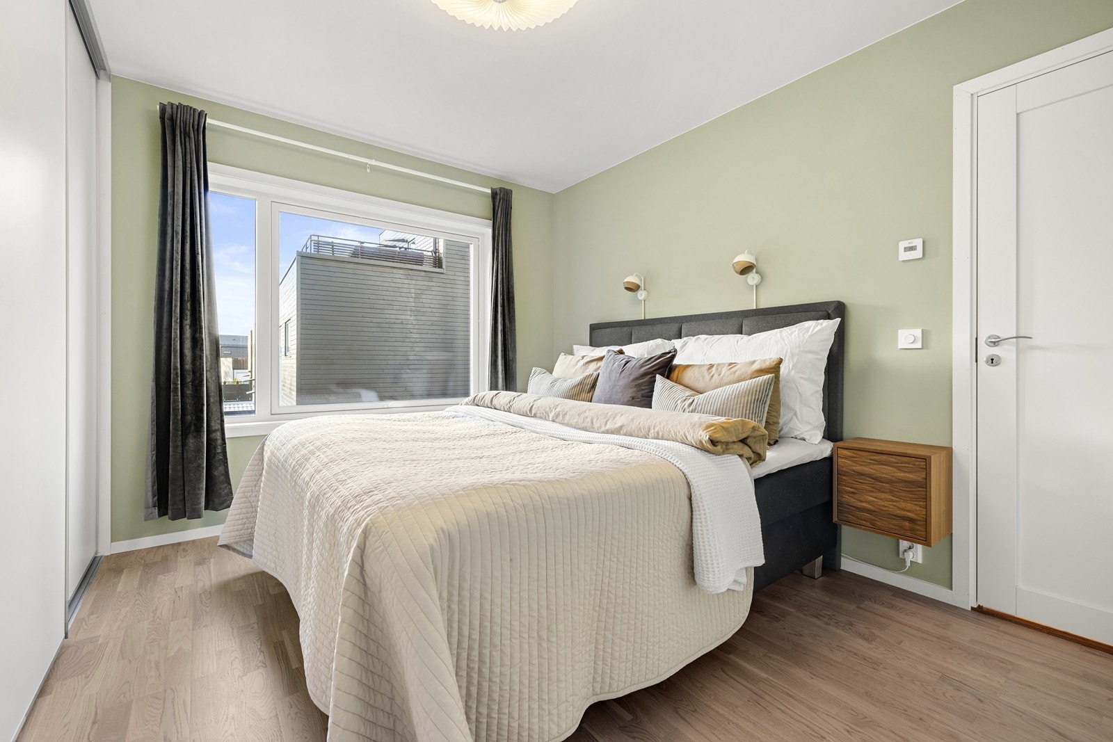 Fire soverom som alle framstår lyse med fine vindusflater og mye gulvplass. Galleribilde