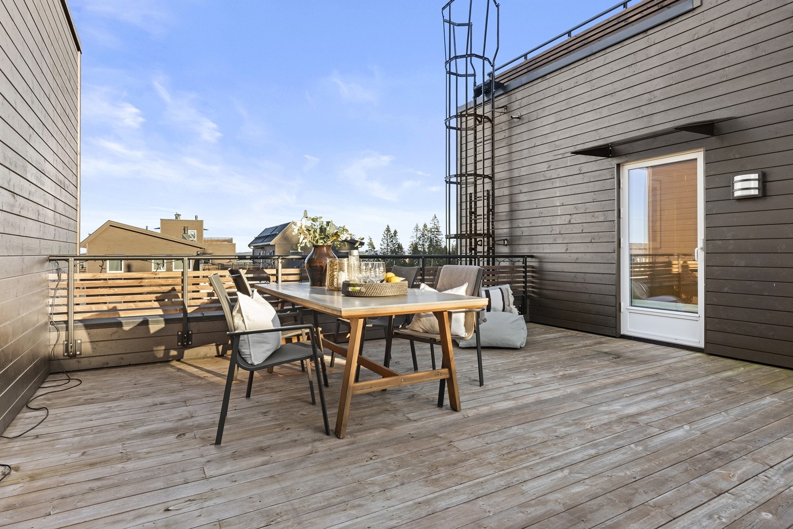 Balkongen er bygget over garasjen og har god plass til flere sittegrupper. Galleribilde