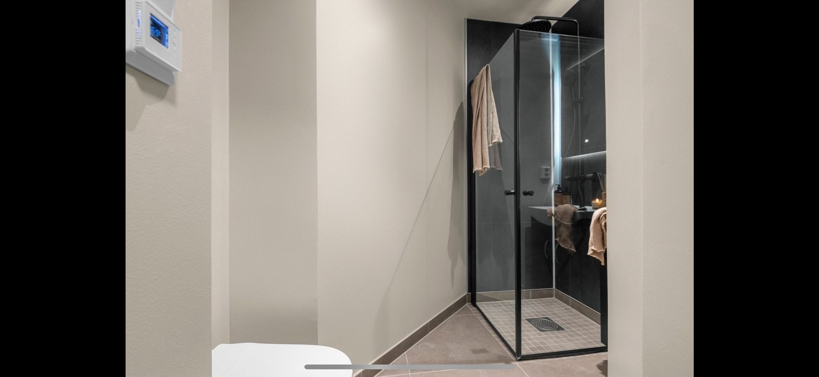 Pent bad med dusjhjørne Galleribilde