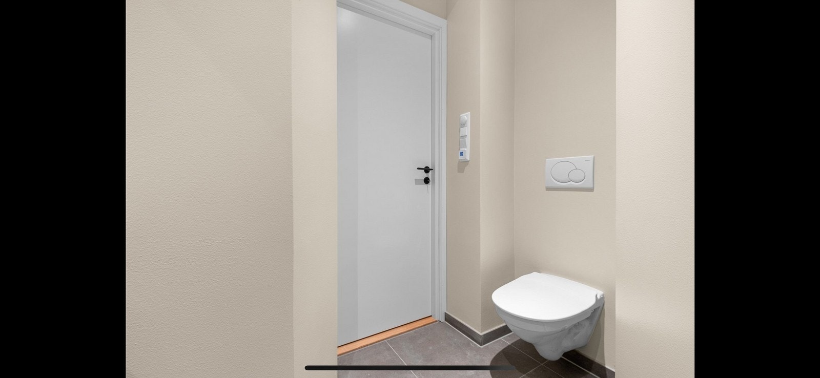 Vegghengt WC. Galleribilde