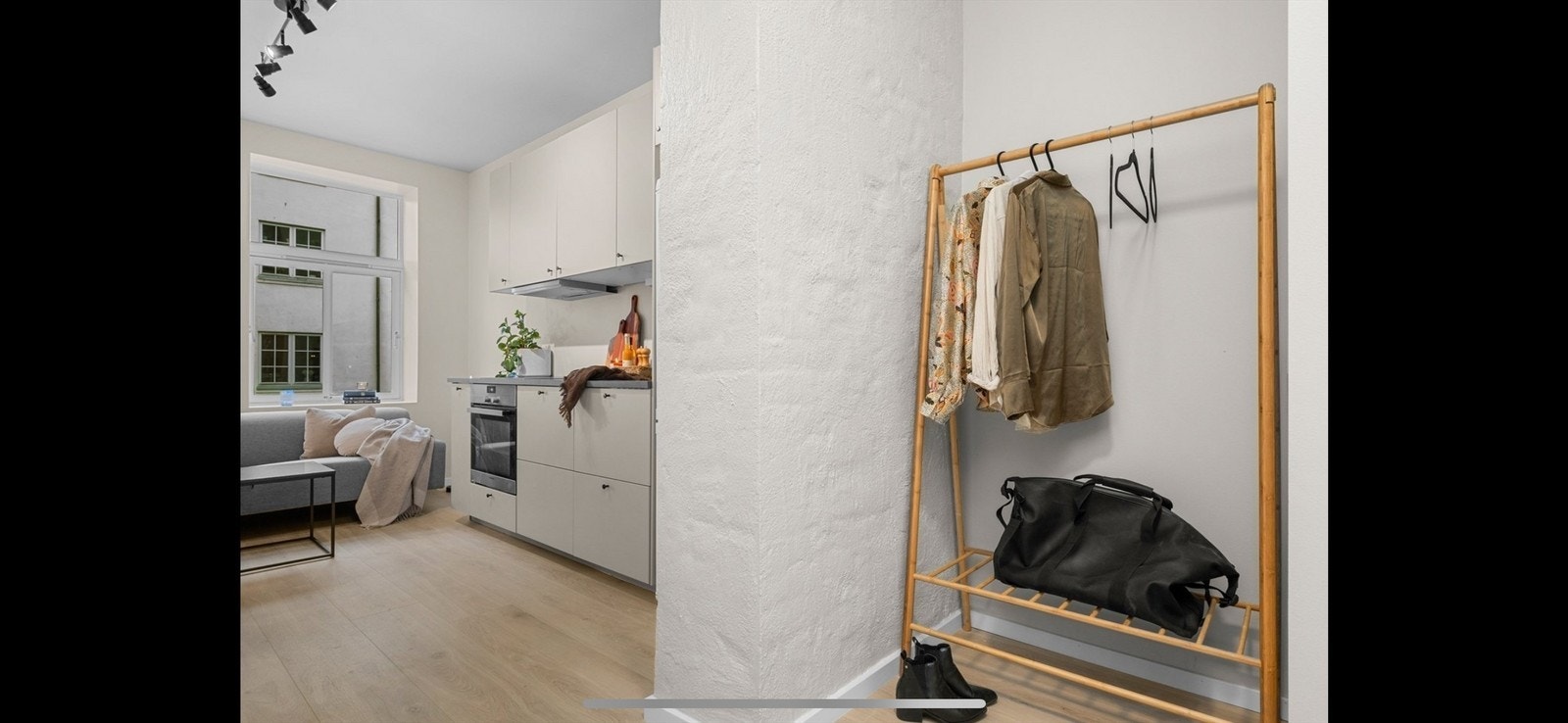 Mellomgang (andre møbler følger) Galleribilde