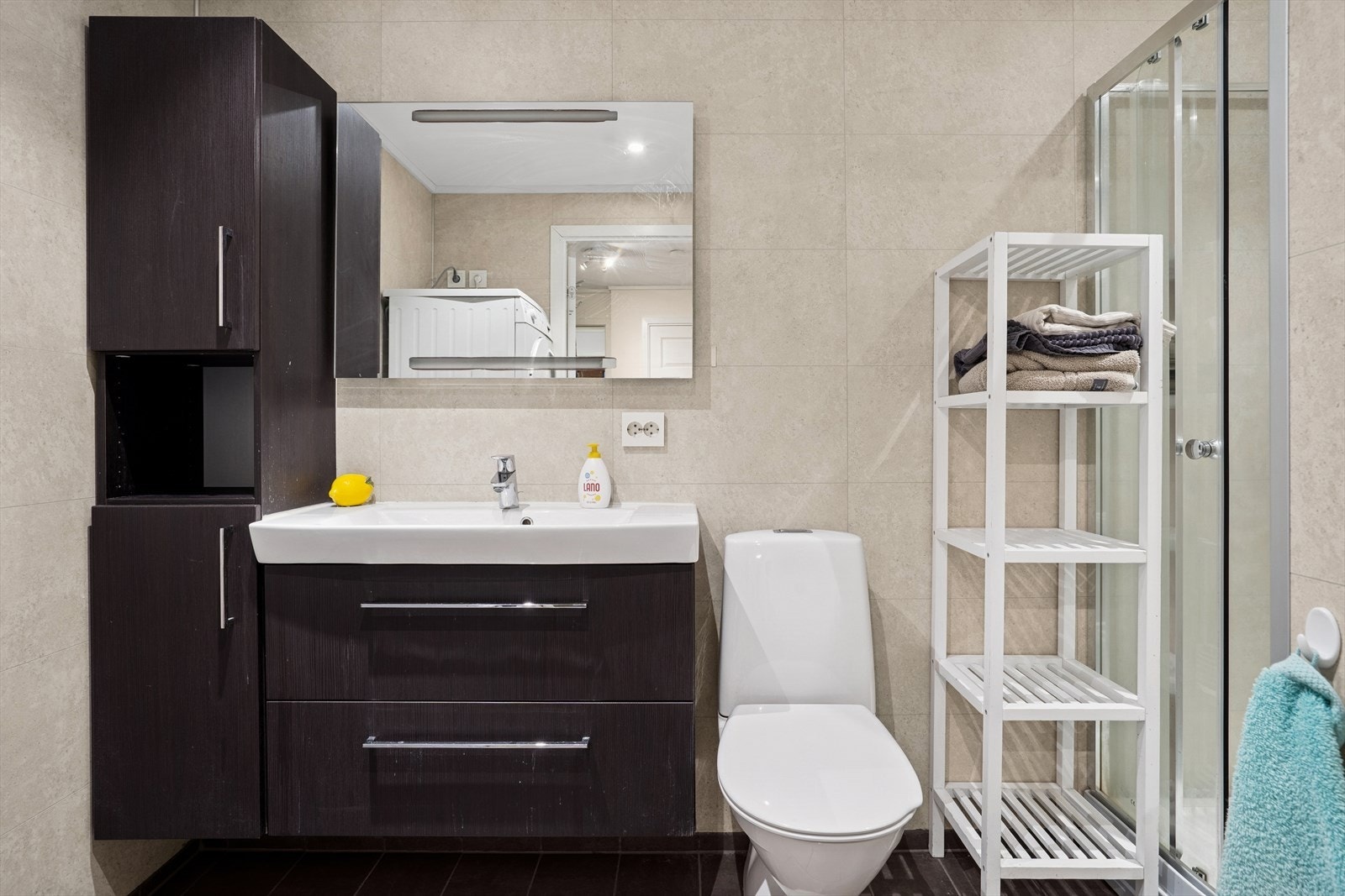 Baderom med innholdsrik innredning Galleribilde