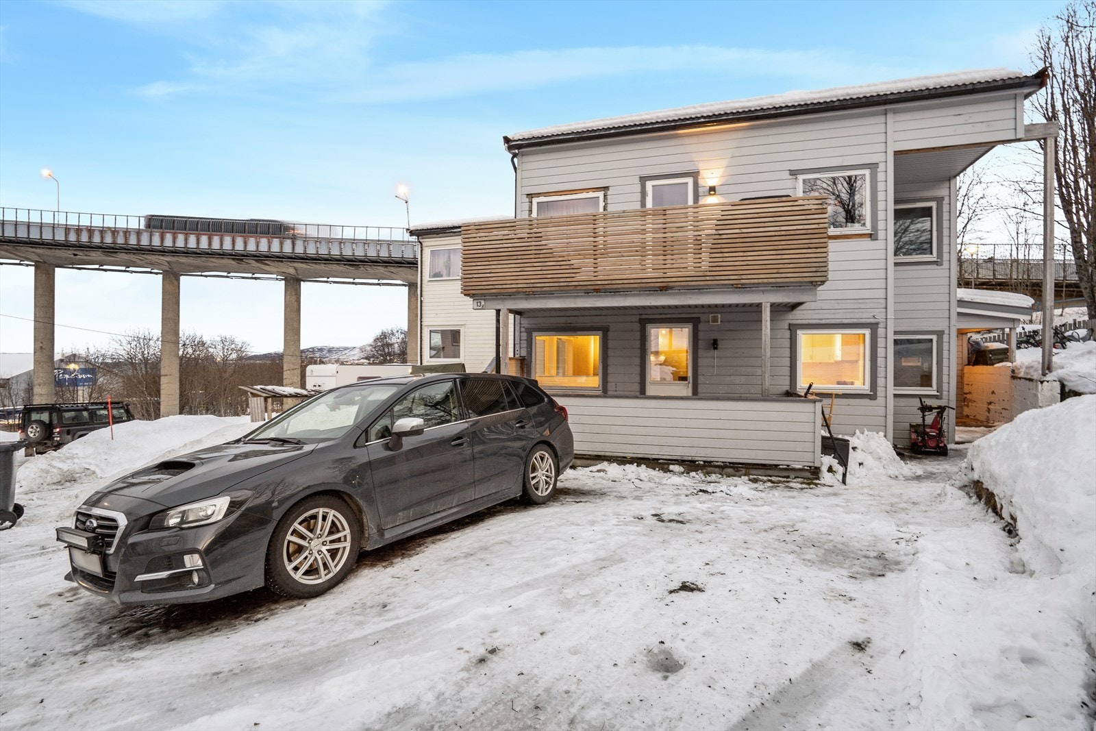 Beliggende i 1.etg. med overbygget terrasse og parkering Galleribilde