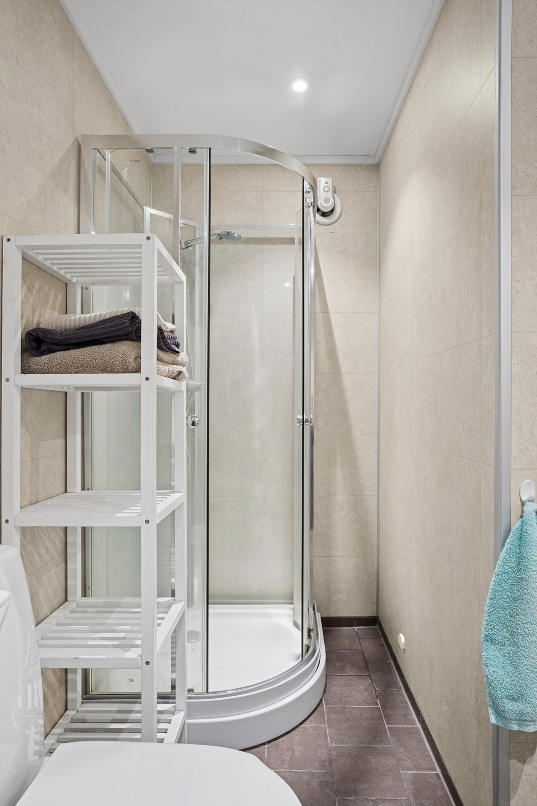 Baderom utstyrt med dusjkabinett Galleribilde