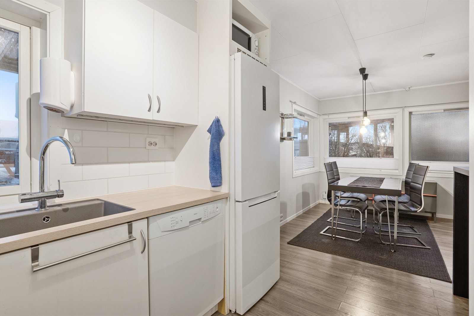 Kjøkken og stue med plass til spisebord Galleribilde