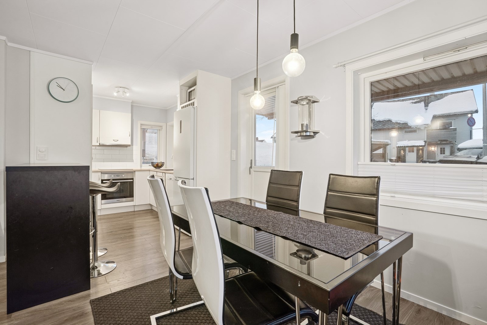 Kjøkken og stue med utgang til overbygget terrasse Galleribilde