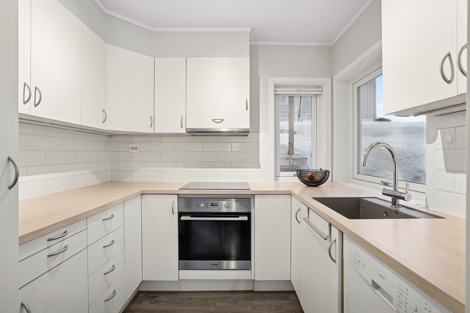 Kjøkken er ustyrt med stekeovn, platetopp, oppvaskmaskin, kjøle-/fryseskap og mikrobølgeovn Galleribilde