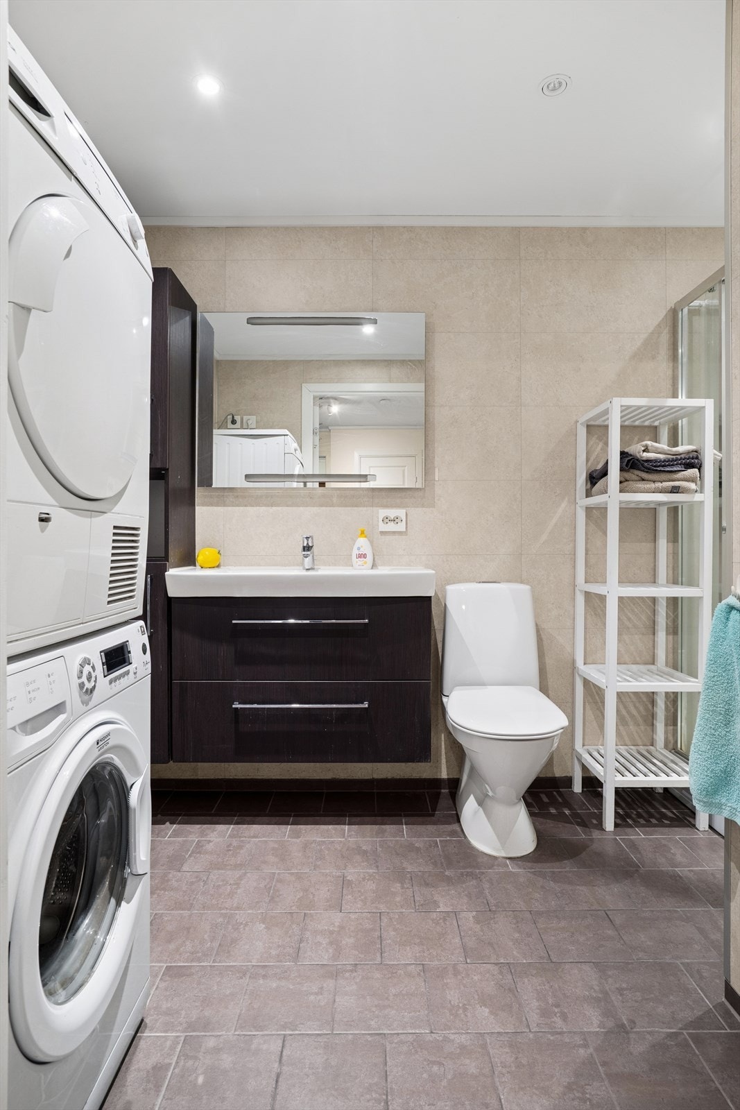 Badet er flislagt med gulvvarme Galleribilde