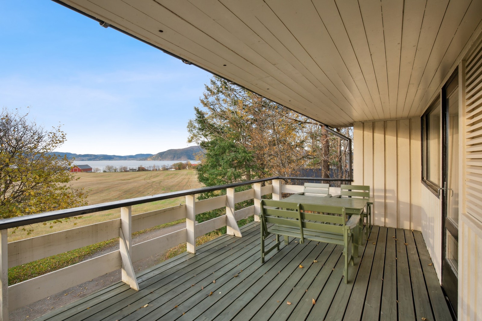 Balkong på 18 kvadratmeter med svært gode solforhold og storslått utsikt. Balkongen er utvidet i senere år og dette er ikke søkt om. Galleribilde