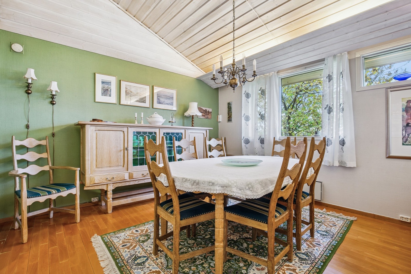 Spisestueen måler 12 kvadratmeter og sørger for en fin sosial sone. Galleribilde