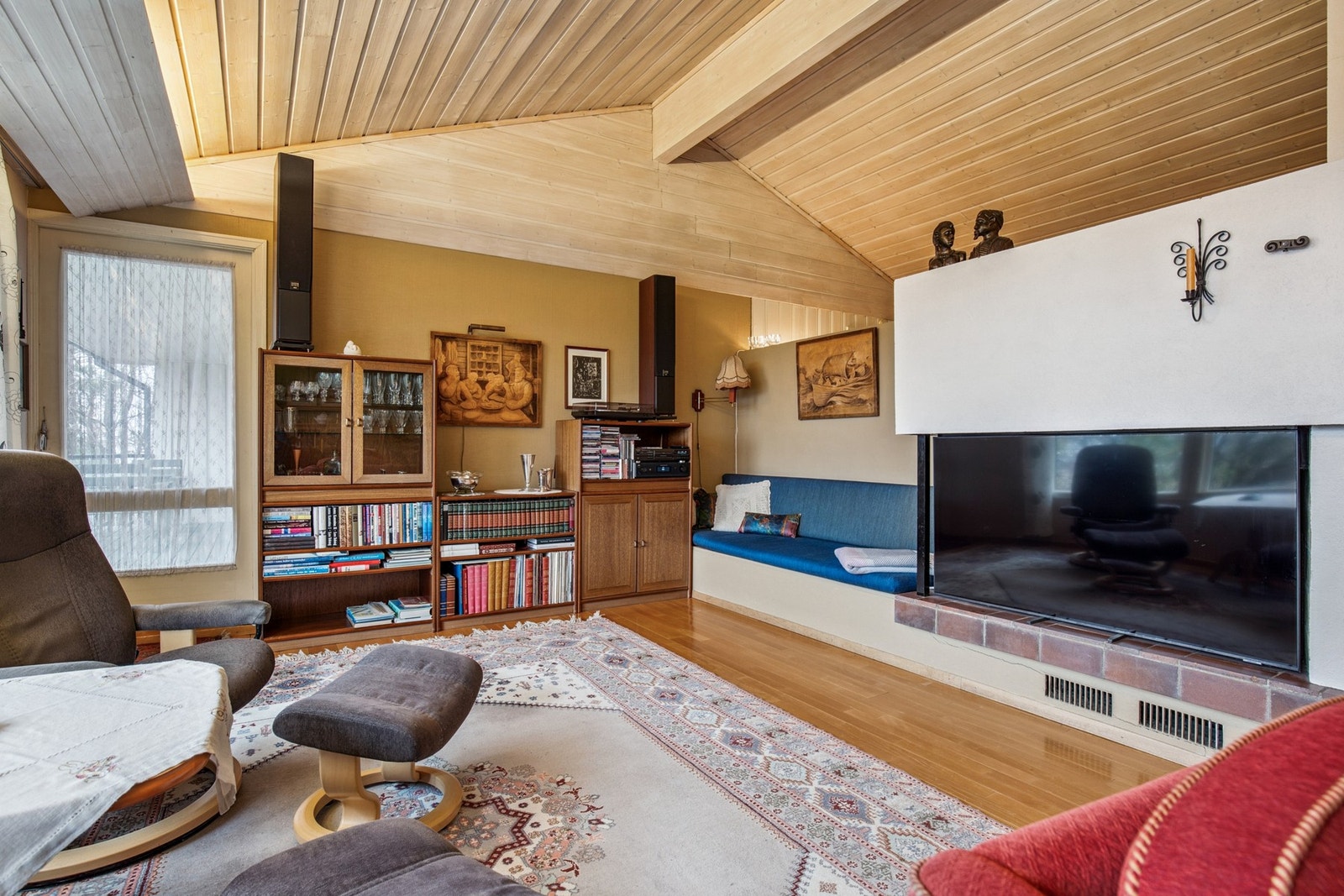 Stuen måler imponerende 30 kvadratmeter og ligger i direkte tilknytning til spisestuen. Galleribilde