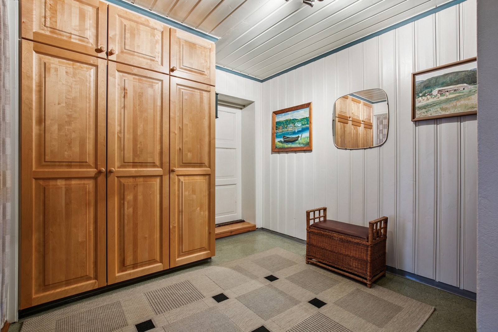 Romslig gang fra entréen på hele 9 kvadratmeter, som gir en innbydende og praktisk velkomst til boligen. Galleribilde