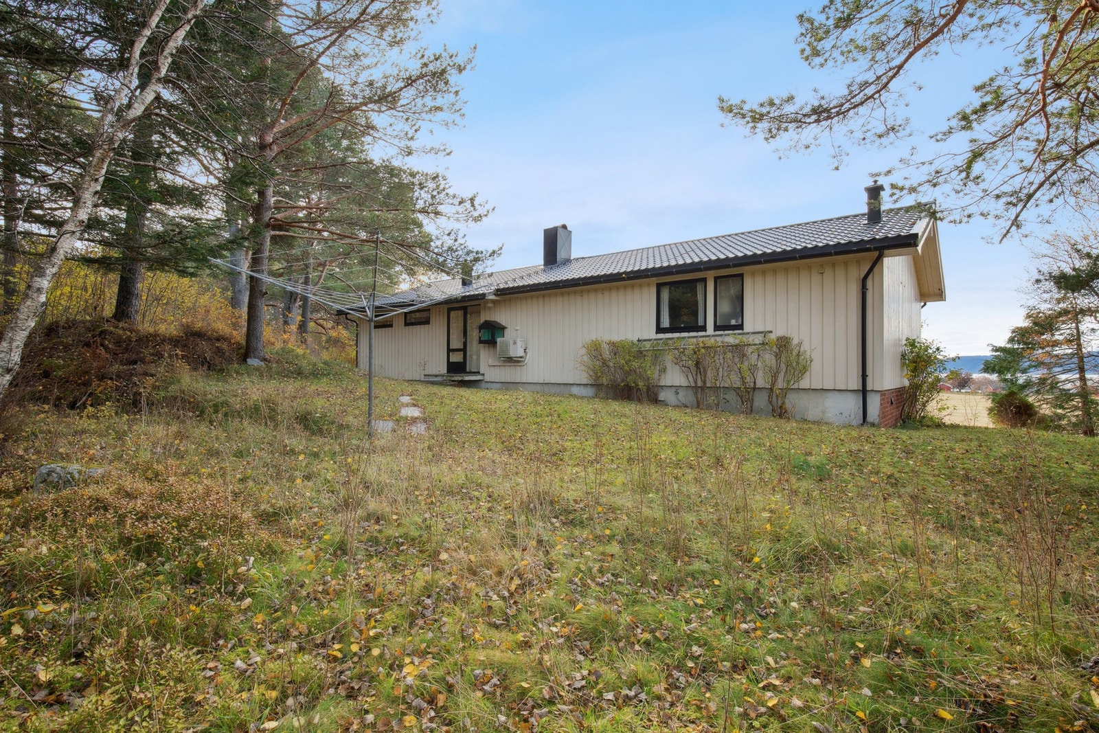 Tomtestørrelsen er på hele 2 175 kvadratmeter og skaper godt med boltreplass for både store og små. Galleribilde